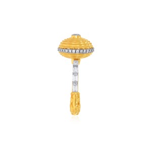 Anillo de Diamantes Earthly Elegance, Anillo de Diamantes de Lujo en Oro Amarillo de 18K con Círculo Texturizado para Mujer con Detalles de Diamantes Baguette - Product Image 5