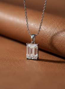 Collier pendentif tendance en argent sterling 925 avec moissanite taille émeraude et chaîne à maillons pour femme - Idéal pour mariage, fiançailles, anniversaire - Product Image 6