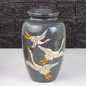 Urna Funeraria de Aluminio Negra de 10 Pulgadas, Hecha a Mano, para Guardar Cenizas, con un Hermoso Diseño de Aves Grullas - Product Image 3