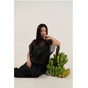 Vestidos Casuales de Verano Sencillos de Seda con Manga Regular, Cuello Redondo, Rayas Asimétricas de Voile, Corte Holgado y Recto, con Logotipo Frontal, Hechos en Vietnam - Product Image 1