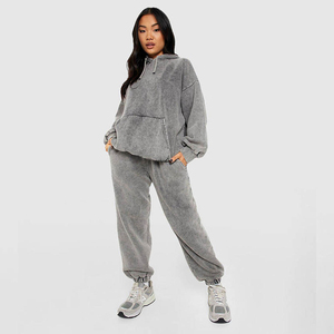 Conjunto de Sudadera y Pantalón Anchos de Invierno Personalizados con Efecto Desgastado y Bordado, Estilo Chándal Acampanado para Mujer - Product Image 1