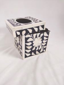 Boîte à bijoux en résine noire et blanche incrustée, élégante boîte de rangement artisanale pour bagues, boucles d'oreilles et souvenirs, boîtes à mouchoirs en provenance d'Inde en vente - Product Image 5