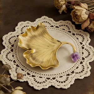 Plateau décoratif en métal doré à motif artistique en forme de feuille, parfait pour les cadeaux festifs, les cadeaux de pendaison de crémaillère et les occasions spéciales - Product Image 2