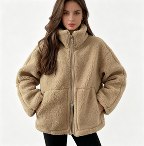Abrigo de invierno grueso para mujer, de piel sintética, con cremallera, cuello alto, hombros caídos y bolsillos de parche. - Product Image 1