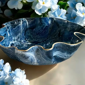 Grand bol décoratif en résine époxy bleue, design géode, fait main, pour servir - Product Image 1