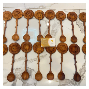 Cuillère à fentes en bois naturel artisanal écologique motif tournesol, ustensile de cuisine extra long pour la maison, les fêtes et les mariages - CARYLN - Product Image 1