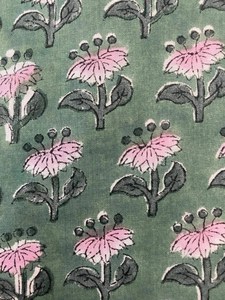Tela de algodón estampada a mano en verde salvia por yarda |   Tela india con estampado floral rosa Buti |   Textil de Algodón Suave Hecho a Mano - Product Image 2