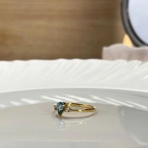 Anillo de compromiso y boda Swiss Beauty con topacio azul, anillo de circonita cúbica, anillo con gema de corte pera. - Product Image 3