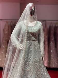 Lehenga de vêtements de fête de couleur claire avec Big Flair Heavy Bits Work et broderie à la main complète sur tissu en filet - Product Image 5