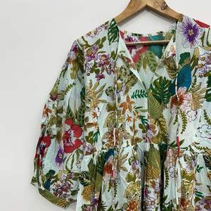 Vestido Kurti de Algodón Hecho a Mano: Túnica Boho con Estampado Floral Tropical - Product Image 3