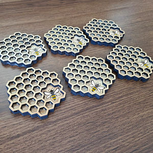 Juego de posavasos de madera con diseño de panal de abeja, hechos a mano, con acabado natural, para proteger la mesa, para bebidas frías y calientes - Product Image 1