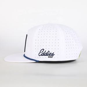 Gorra de poliéster OEM de alta calidad al por mayor con logo bordado y perforaciones cortadas a láser, visera plana, 5 paneles y cierre snapback con cuerda. - Product Image 3