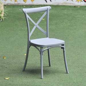 Silla de plástico moldeado estilo X-Back color gris, una silla cómoda y confiable para experiencias culinarias. - Product Image 1