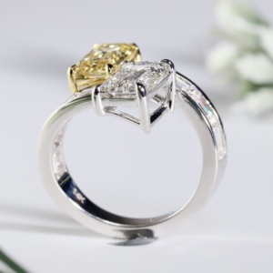 Anillo de Compromiso de Oro Blanco con Diamante Corte Esmeralda y Banda de Dos Piedras Amarillas de Estilo Elegante, Joyería Fina para Boda - Product Image 4