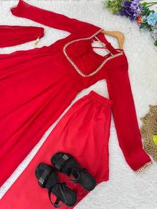 Robe longue en georgette de renard, fabriquée en Inde, élégante, avec dupatta et pantalon, collection de vêtements de soirée à broderies lourdes, en vente. - Product Image 5