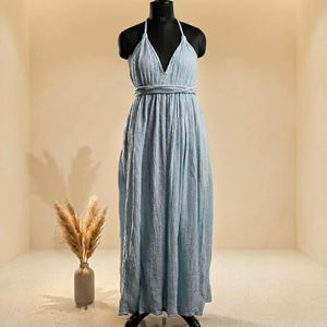 Vestido maxi de muselina de algodón azul cielo, elegancia veraniega sin esfuerzo y artesanía artesanal, cuello halter, sin mangas, vestido largo. - Product Image 1