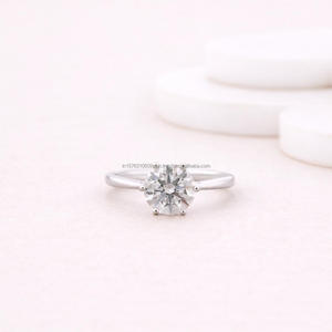 แหวนหมั้นเพชรโมอิสซาไนต์ทรงกลมคลาสสิกสำหรับผู้หญิง ทองคำขาว 14K หกขา แหวนแต่งงาน แหวนเจ้าสาว - Product Image 1