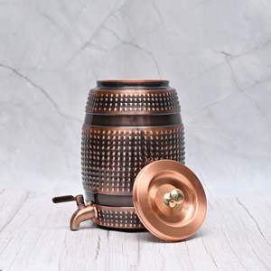 Enfriador de Agua de Cobre Grabado de Lujo con Grifo y Vasos, Recipiente de Almacenamiento de Bebidas de Lujo para Hoteles y Restaurantes, Venta al por Mayor - Product Image 4