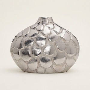 Jarrón de aluminio plateado de alta gama con diseño texturizado de escamas, maceta decorativa de metal para la decoración de la sala de estar, oficina y hotel. - Product Image 1