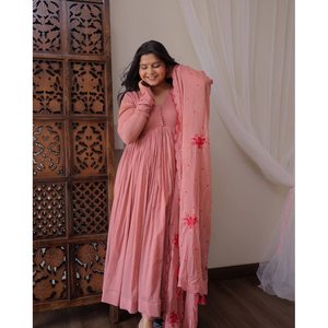 DESIGNER GEORGETTE ROBE FLAIRED BAS AVEC BRODERIE TRAVAIL DUPATTA PEACH - Product Image 1
