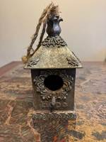 Lanterne murale vintage en laiton avec oiseaux perchés et découpes géométriques pour jardin extérieur