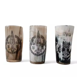 Verre artisanal écologique en corne naturelle avec motif d'oiseau et de runes gravés de REHMAN CRAFT Uttar Pradesh - Product Image 1