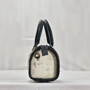 Bolso de Hombro de Diseño de Cuero Duradero con Asa Superior, Cierre de Cremallera y Panel Floral Grabado, Estilo Vintage de Lujo en Piel de Vacuno - Product Image 4