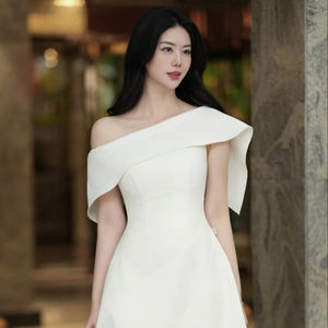 Vestido Esther con hombros descubiertos en corte A en color blanco |   Estilo elegante y femenino |   Diseño con hombros descubiertos |   Moda moderna para mujeres - Product Image 1