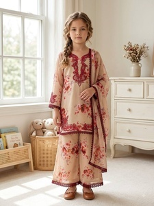 Conjunto de traje Salwar tradicional de georgette para hijas y mujeres con estampado floral digital de Samp Corporation. - Product Image 2