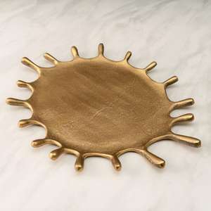 Plateau de service décoratif de la meilleure qualité au design rond argenté élégant avec bords festonnés, idéal pour les divertissements élégants - Product Image 2