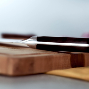 Couteaux de cuisine Santoku à manche riveté noir avec lame argentée lisse et embout argenté pour couper, hacher et trancher les légumes - Product Image 5
