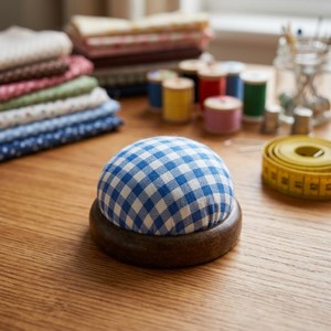 Cojín para alfileres AA0082 con base de madera | Accesorios para Coser a Mano | Cojín Redondo a Cuadros Rojos y Blancos con Botón, Accesorio de Costura - Product Image 6