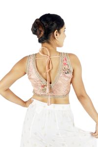 Blouse traditionnelle sans manches brodée pour femme, col fleuri, coupe courte avec logo frontal, idéale pour les tenues de soirée - Product Image 3
