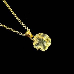 Colgante de cuarzo limón natural con forma de flor, collar de piedras preciosas talladas, colgante de cuarzo limón natural con forma de flor, regalo para mujer, joyería. - Product Image 4