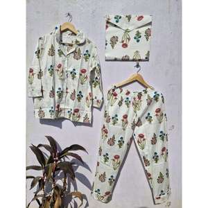 Conjunto de Pijama de Algodón con Estampado Floral para Mujer |   Traje de Dormir Indio a Rayas Hecho a Mano |   Ropa de Casa de Muselina Suave - Product Image 1