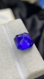 พลอยแทนซาไนต์สีน้ำเงินรอยัลธรรมชาติทรงสี่เหลี่ยมเจียระไนแบบบริลเลียนท์ คุณภาพเยี่ยม พร้อมพลอยโซไซต์ธรรมชาติ น้ำหนัก 8.35 กะรัต - Product Image 6