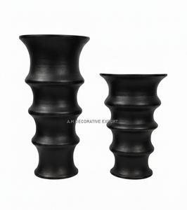 Jarrón Metálico Moderno Negro Mate con Diseño Acanalado |   Decoración Minimalista Ecológica para Sala de Estar, Estilo Industrial Chic, Escultural y en Niveles, para Bodas - Product Image 4