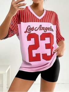 Camiseta Deportiva Oversize con Rayas Rosas y Rojas, Cuello en V, Corte Holgado, Transpirable, 100% Poliéster, Manga Corta, Estilo Jersey de Fútbol Americano B2B - Product Image 4