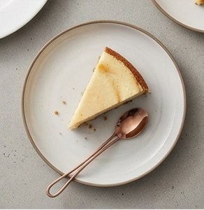 Juego de cubiertos metálicos con acabado mate, diseño minimalista, mango en tono dorado para uso en mesa, juego de cubiertos duradero para uso diario. - Product Image 3