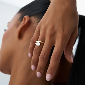 Anillo de Compromiso Unisex de Diamante Sintético Corte Pera de 1.5 Quilates, Chapado en Platino y Oro Blanco de 14k, Estilo Clásico, Certificado IGI - Product Image 6