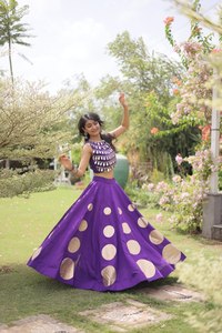 Conjunto de Lehenga de Seda Romana de Calidad de Exportación con Blusa de Encaje con Espejos y Falda de 6 Metros, Colección de Diseñador - Product Image 4