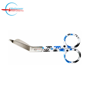 Tijeras para vendajes de 5.5 pulgadas, blancas con flor azul - Product Image 3