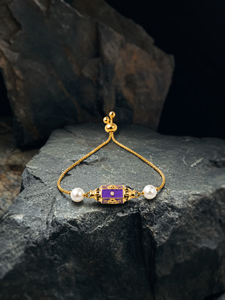 Pulsera de Cadena Ajustable con Dijes Chapados en Oro y Perla Central de Esmalte Morado, Estilo Vintage para Mujer - Product Image 4