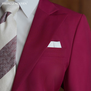 El conjunto de traje para mujer Red Velvet Charm es una pieza de lujo y alta costura de la Colección Femenina. - Product Image 2