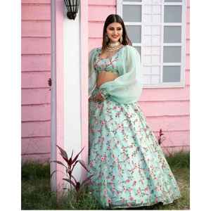 Ropa de fiesta de diseñador para mujer Lehenga Choli con hermoso trabajo de bordado - Product Image 4