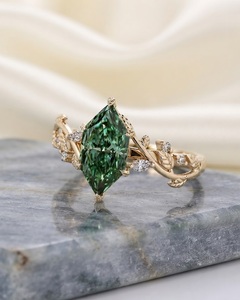 Bague de fiançailles en or massif 14 carats avec moissanite verte marquise hollandaise de 2 carats, sertie de pierres latérales en forme de feuille de vigne, collection Fine Jewels Nature - Product Image 4