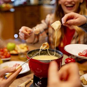 Lot de 12 fourchettes à fondue en acier inoxydable de 24 cm, bâtonnets à fondue au fromage avec manche en bois résistant à la chaleur pour les Smores au chocolat - Product Image 3