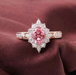 Anillo de Compromiso Romántico de Oro Rosa de 14K con Gema Ovalada Rosa de 2.5ct Cultivada en Laboratorio, Joyería Fina Personalizada - Product Image 3