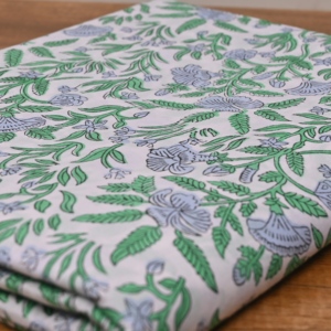ผ้าฝ้ายพิมพ์ลายดอกไม้สีขาวเขียว น้ำหนักเบา พิมพ์ลายด้วยมือ 100% ผ้าฝ้ายลายเถาวัลย์ สำหรับชุดคุรติสเด็กผู้หญิง ขายส่ง - Product Image 5