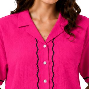 Blusa de algodón rosa intenso bordada para mujer, de manga corta, con botones, informal, de verano, con cuello y ribete negro, tops de moda OEM - Product Image 5